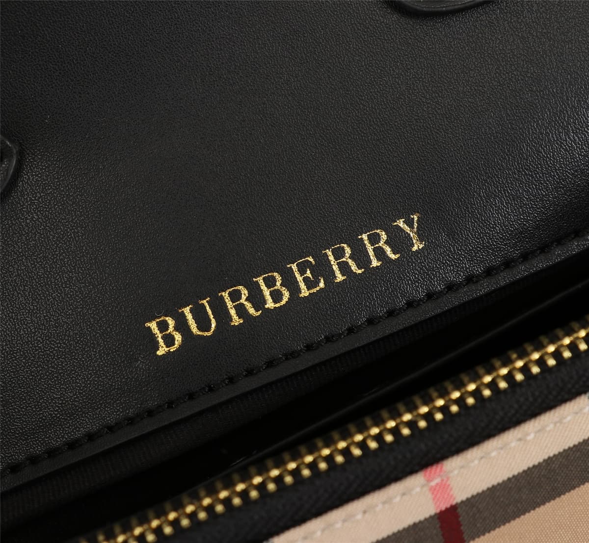 C139 🔥🔥 Barbour’s new, elegant crossbody backpack – original quality! Made from high-quality cotton canvas material, with beautiful leather details. It features the Horseferry logo and three rivets, allowing it to be worn as a crossbody bag or with the st — image 6