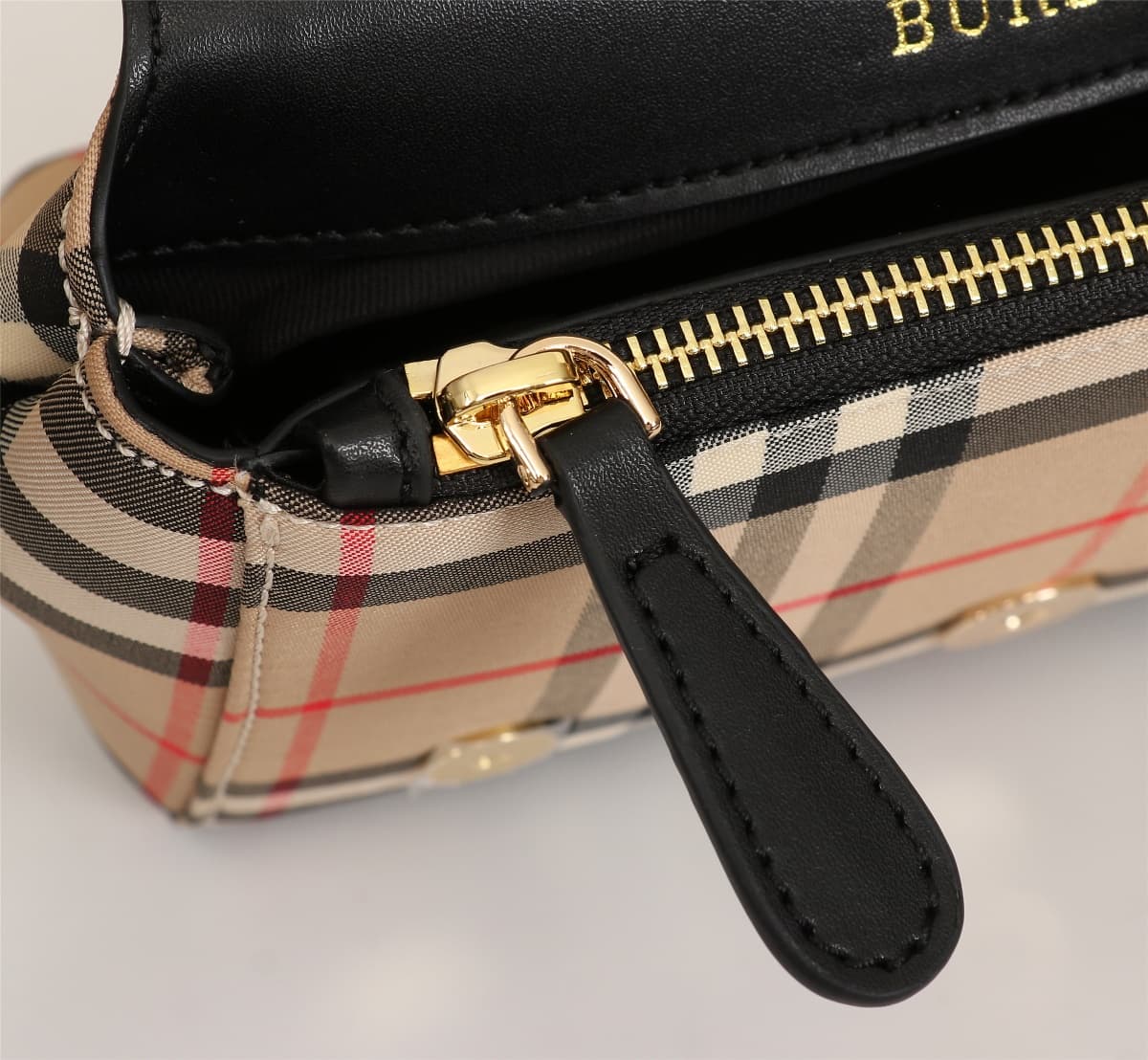 C139 🔥🔥 Barbour’s new, elegant crossbody backpack – original quality! Made from high-quality cotton canvas material, with beautiful leather details. It features the Horseferry logo and three rivets, allowing it to be worn as a crossbody bag or with the st — image 7