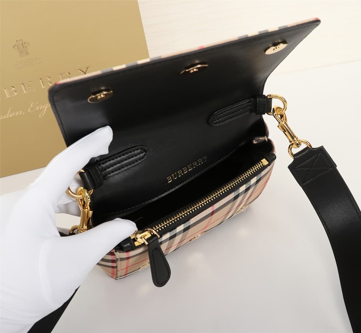 C139 🔥🔥 Barbour’s new, elegant crossbody backpack – original quality! Made from high-quality cotton canvas material, with beautiful leather details. It features the Horseferry logo and three rivets, allowing it to be worn as a crossbody bag or with the st — image 8