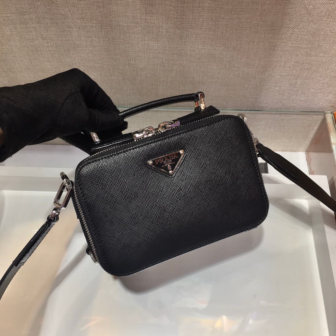 C7008 ✨New Vintage/Retro Camera Bag✨ 2VH070 – a new-style bag with a portable design. It can be carried in both hands or slung over the shoulder 😘 The triangular enamel logo further enhances its elegant appearance. Made from imported cross-stitched leathe — image 2