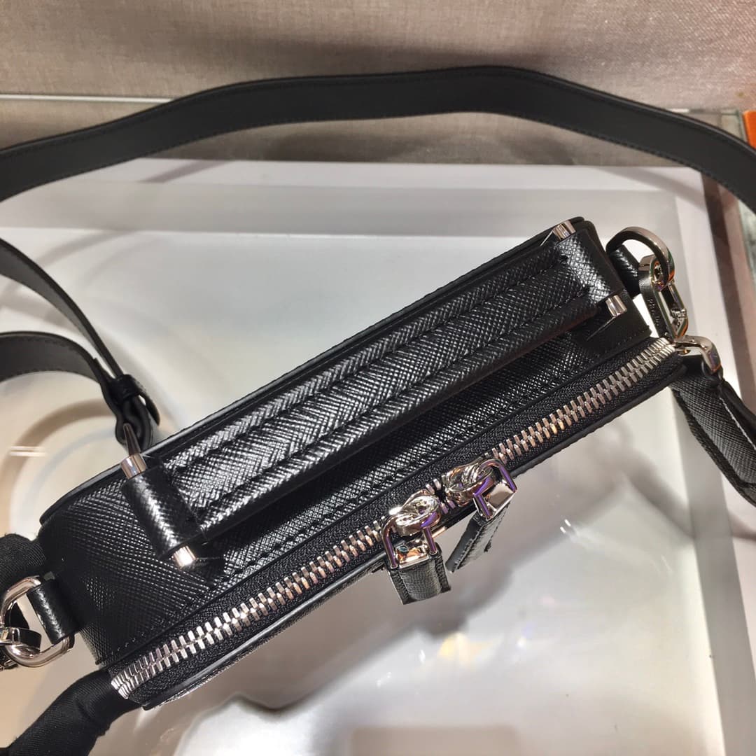 C7008 ✨New Vintage/Retro Camera Bag✨ 2VH070 – a new-style bag with a portable design. It can be carried in both hands or slung over the shoulder 😘 The triangular enamel logo further enhances its elegant appearance. Made from imported cross-stitched leathe — image 7