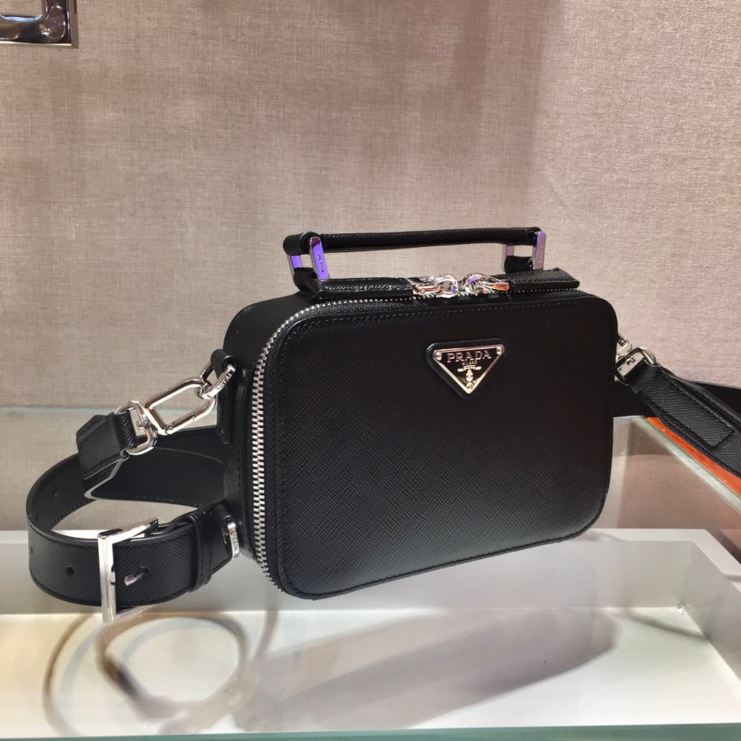 C7008 ✨New Vintage/Retro Camera Bag✨ 2VH070 – a new-style bag with a portable design. It can be carried in both hands or slung over the shoulder 😘 The triangular enamel logo further enhances its elegant appearance. Made from imported cross-stitched leathe — image 3