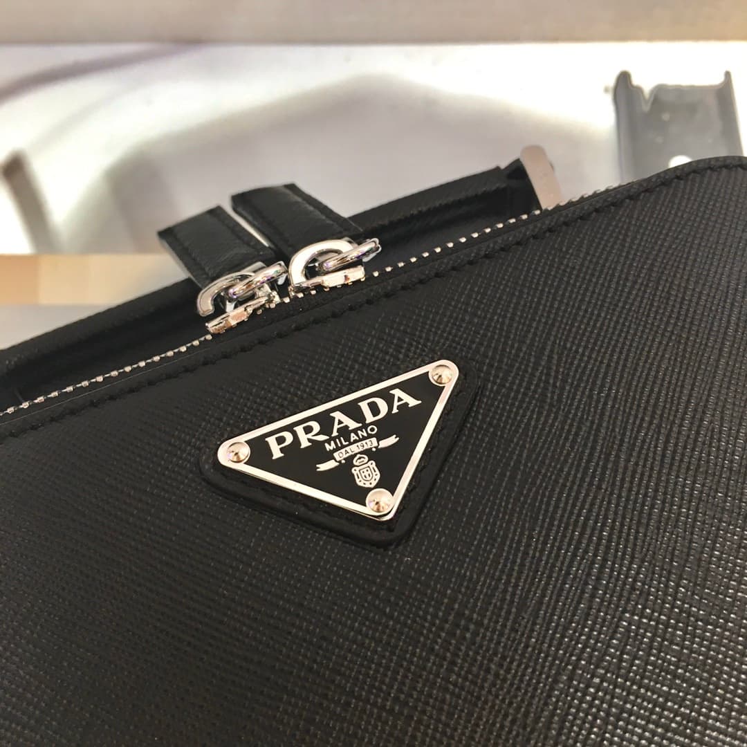 C7008 ✨New Vintage/Retro Camera Bag✨ 2VH070 – a new-style bag with a portable design. It can be carried in both hands or slung over the shoulder 😘 The triangular enamel logo further enhances its elegant appearance. Made from imported cross-stitched leathe — image 6