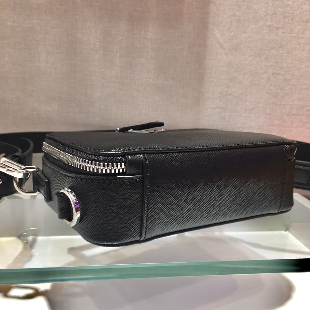 C7008 ✨New Vintage/Retro Camera Bag✨ 2VH070 – a new-style bag with a portable design. It can be carried in both hands or slung over the shoulder 😘 The triangular enamel logo further enhances its elegant appearance. Made from imported cross-stitched leathe — image 5