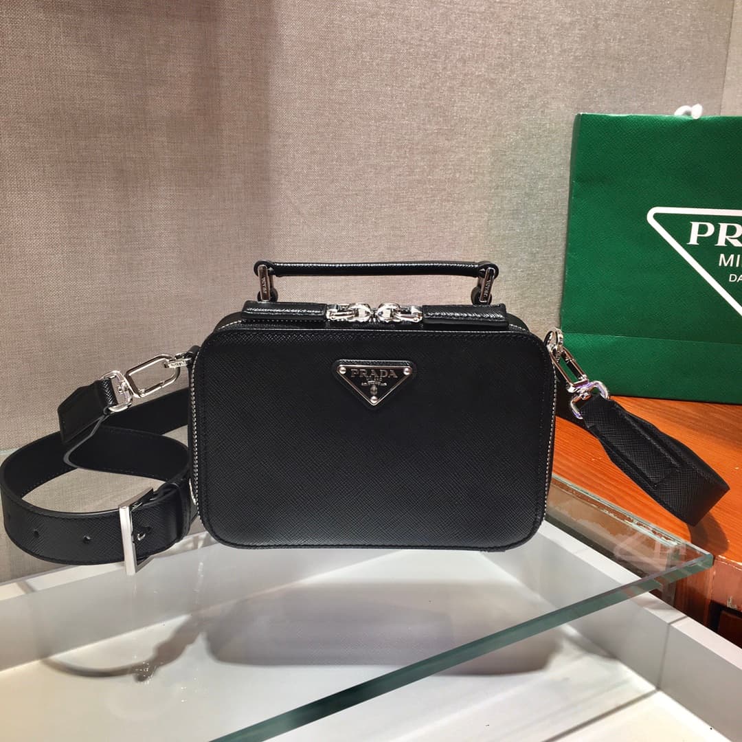 C7008 ✨New Vintage/Retro Camera Bag✨ 2VH070 – a new-style bag with a portable design. It can be carried in both hands or slung over the shoulder 😘 The triangular enamel logo further enhances its elegant appearance. Made from imported cross-stitched leathe — image 1