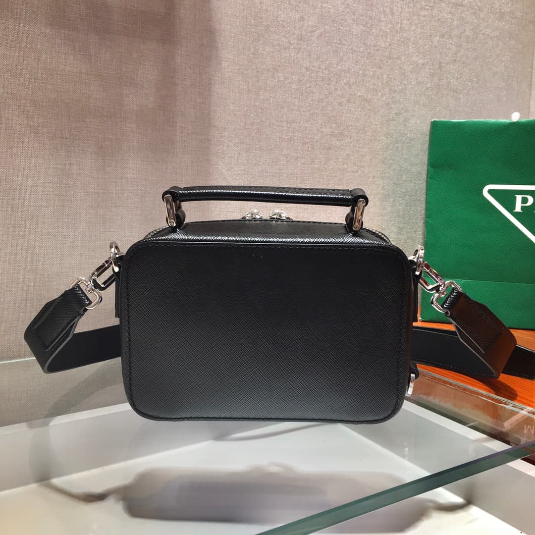 C7008 ✨New Vintage/Retro Camera Bag✨ 2VH070 – a new-style bag with a portable design. It can be carried in both hands or slung over the shoulder 😘 The triangular enamel logo further enhances its elegant appearance. Made from imported cross-stitched leathe — image 4