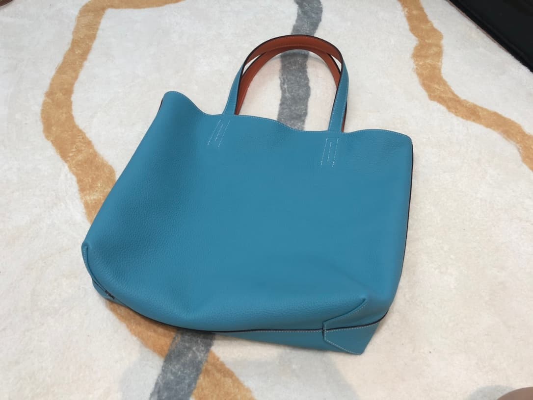 C4865 Hermes [smiling] Shopping bag. In my opinion, this is the most discreet model from Hermes. It has a very large capacity; it can be used on both sides, making it very versatile – it can be used as a bag for short trips ❤️ — image 4