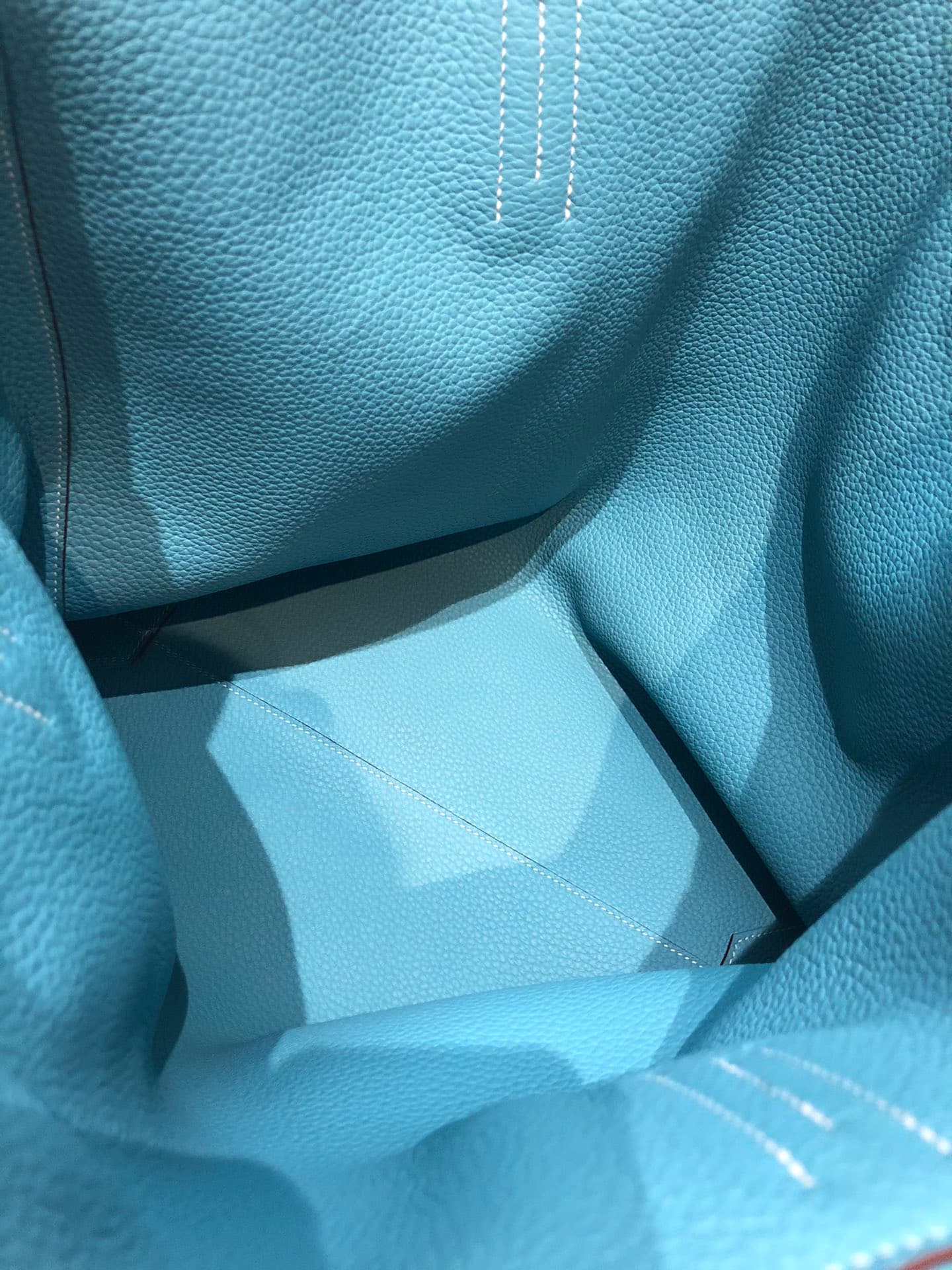 C4865 Hermes [smiling] Shopping bag. In my opinion, this is the most discreet model from Hermes. It has a very large capacity; it can be used on both sides, making it very versatile – it can be used as a bag for short trips ❤️ — image 6