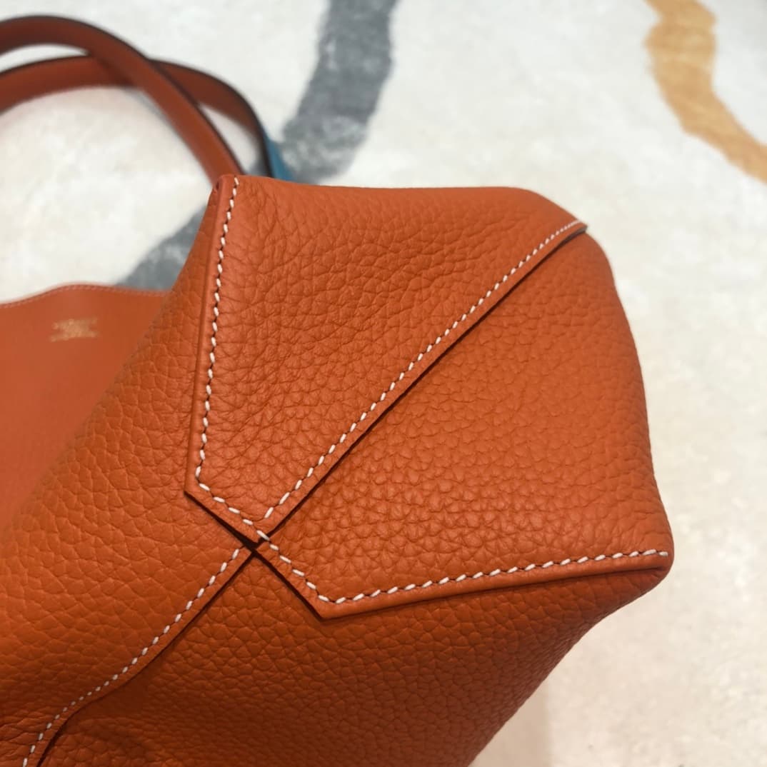 C4865 Hermes [smiling] Shopping bag. In my opinion, this is the most discreet model from Hermes. It has a very large capacity; it can be used on both sides, making it very versatile – it can be used as a bag for short trips ❤️ — image 8