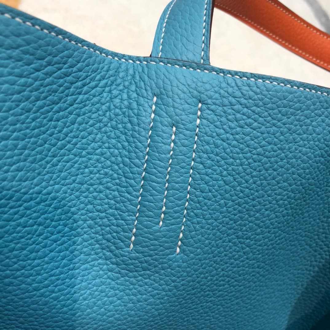 C4865 Hermes [smiling] Shopping bag. In my opinion, this is the most discreet model from Hermes. It has a very large capacity; it can be used on both sides, making it very versatile – it can be used as a bag for short trips ❤️ — image 7