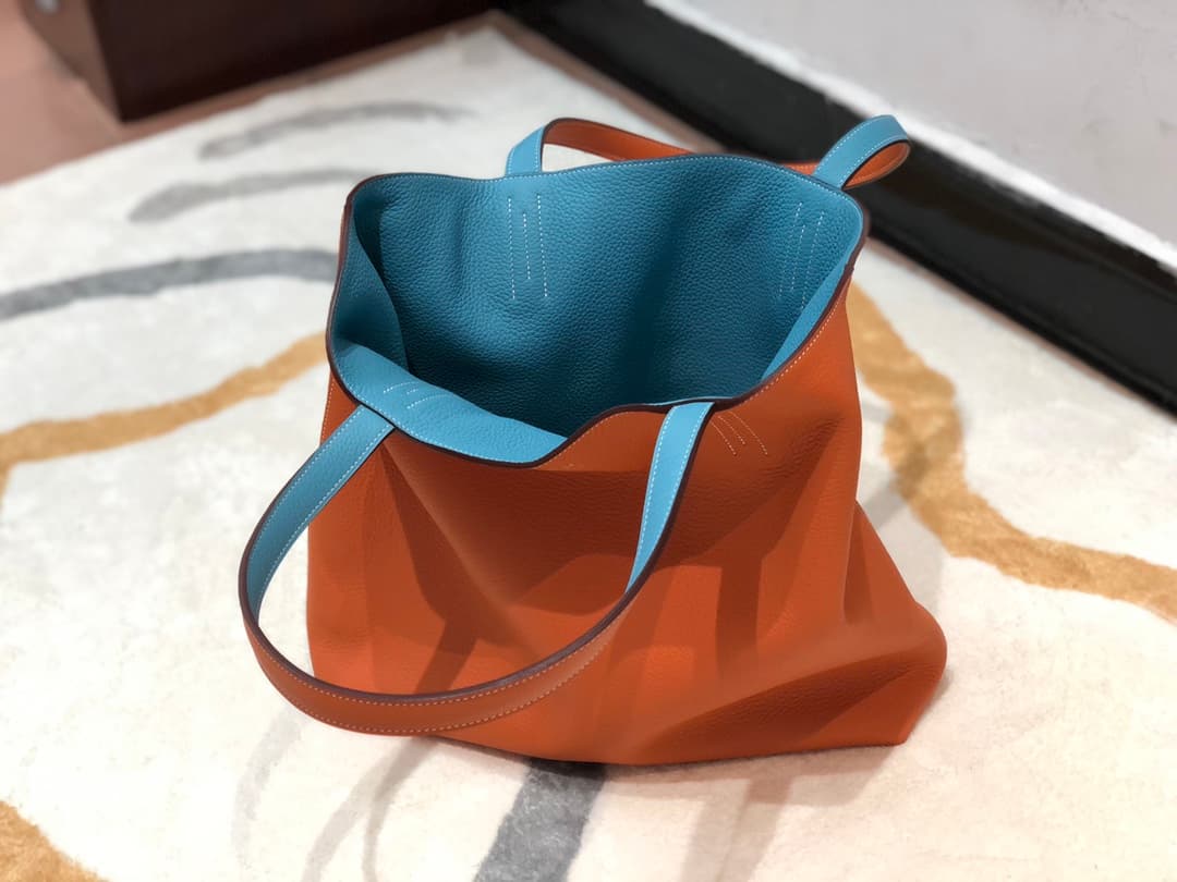 C4865 Hermes [smiling] Shopping bag. In my opinion, this is the most discreet model from Hermes. It has a very large capacity; it can be used on both sides, making it very versatile – it can be used as a bag for short trips ❤️ — image 3