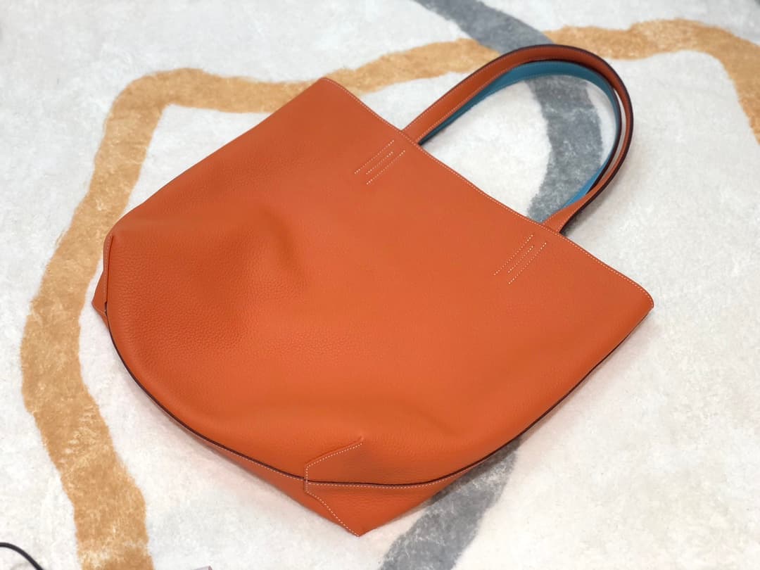 C4865 Hermes [smiling] Shopping bag. In my opinion, this is the most discreet model from Hermes. It has a very large capacity; it can be used on both sides, making it very versatile – it can be used as a bag for short trips ❤️ — image 2