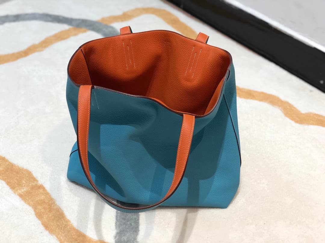 C4865 Hermes [smiling] Shopping bag. In my opinion, this is the most discreet model from Hermes. It has a very large capacity; it can be used on both sides, making it very versatile – it can be used as a bag for short trips ❤️ — image 5