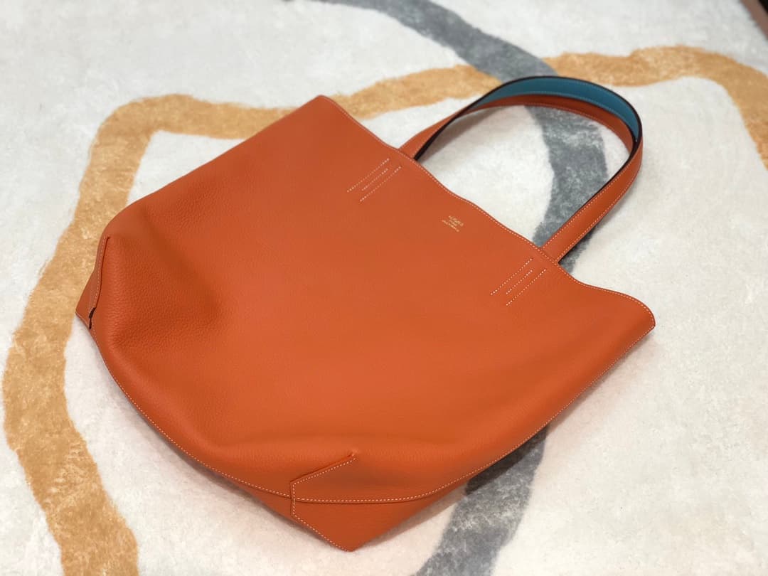 C4865 Hermes [smiling] Shopping bag. In my opinion, this is the most discreet model from Hermes. It has a very large capacity; it can be used on both sides, making it very versatile – it can be used as a bag for short trips ❤️ — image 1