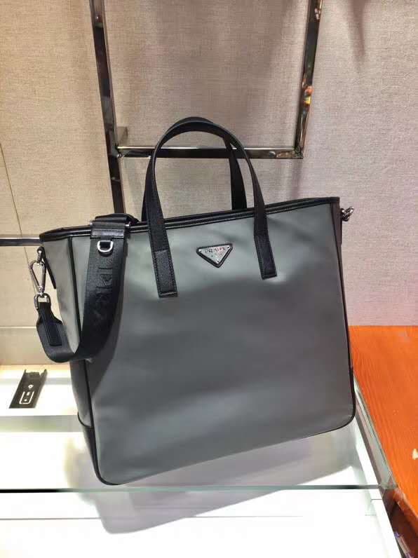 C6980 🎉Exclusive release🎉 2VG064, the latest shopping bag model of 2023 in 2024😘😘 This nylon tote bag features a minimalist design style, giving it a modern look. It’s made from imported nylon fabric combined with Saffiano cross-stitched leather. The bag  — image 3