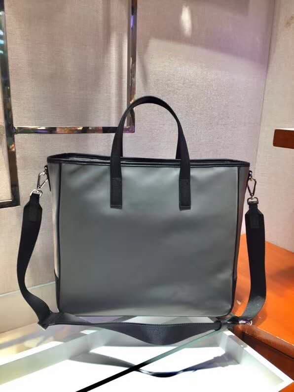 C6980 🎉Exclusive release🎉 2VG064, the latest shopping bag model of 2023 in 2024😘😘 This nylon tote bag features a minimalist design style, giving it a modern look. It’s made from imported nylon fabric combined with Saffiano cross-stitched leather. The bag  — image 4