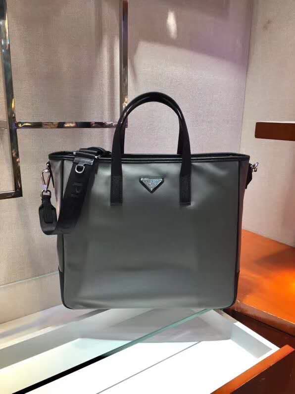 C6980 🎉Exclusive release🎉 2VG064, the latest shopping bag model of 2023 in 2024😘😘 This nylon tote bag features a minimalist design style, giving it a modern look. It’s made from imported nylon fabric combined with Saffiano cross-stitched leather. The bag  — image 2