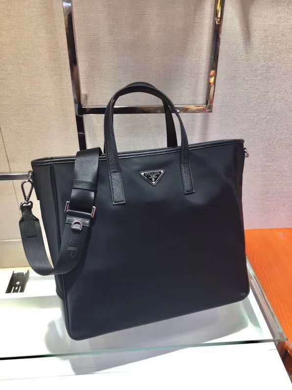 C6979 🎉Exclusive release🎉 2VG064, the latest shopping bag model of 2023 in 2024😘😘 This nylon tote bag features a minimalist design style, giving it a modern look. It’s made from imported nylon fabric combined with Saffiano cross-stitch leather. The bag co — image 3