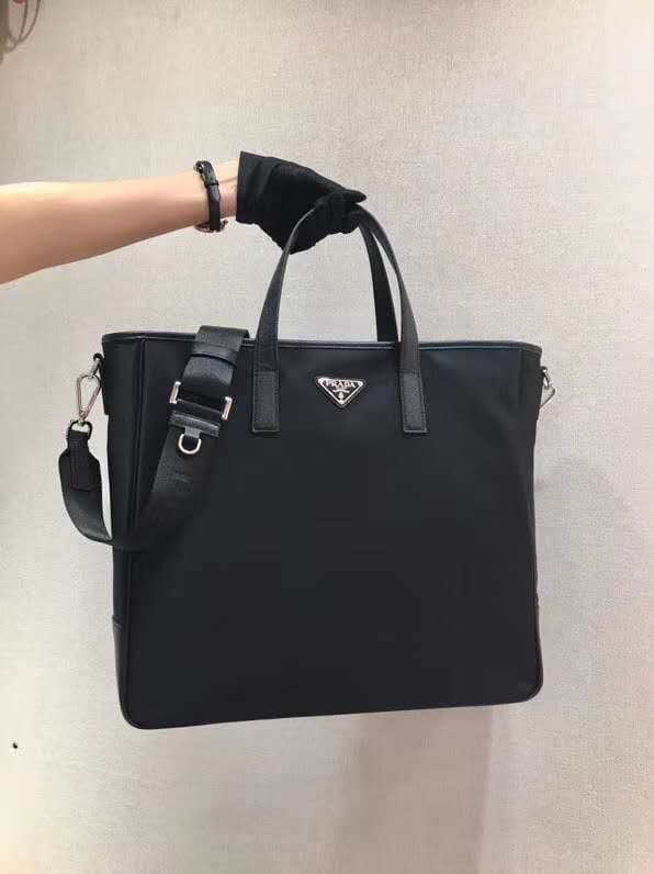 C6979 🎉Exclusive release🎉 2VG064, the latest shopping bag model of 2023 in 2024😘😘 This nylon tote bag features a minimalist design style, giving it a modern look. It’s made from imported nylon fabric combined with Saffiano cross-stitch leather. The bag co — image 1