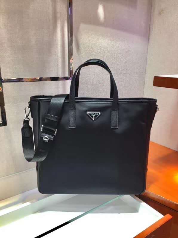 C6979 🎉Exclusive release🎉 2VG064, the latest shopping bag model of 2023 in 2024😘😘 This nylon tote bag features a minimalist design style, giving it a modern look. It’s made from imported nylon fabric combined with Saffiano cross-stitch leather. The bag co — image 2