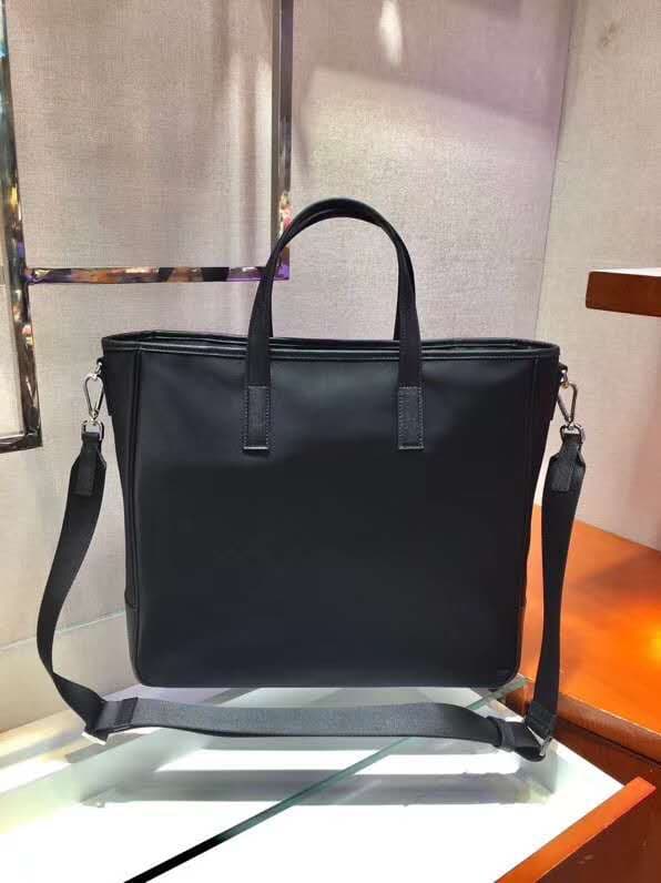 C6979 🎉Exclusive release🎉 2VG064, the latest shopping bag model of 2023 in 2024😘😘 This nylon tote bag features a minimalist design style, giving it a modern look. It’s made from imported nylon fabric combined with Saffiano cross-stitch leather. The bag co — image 4