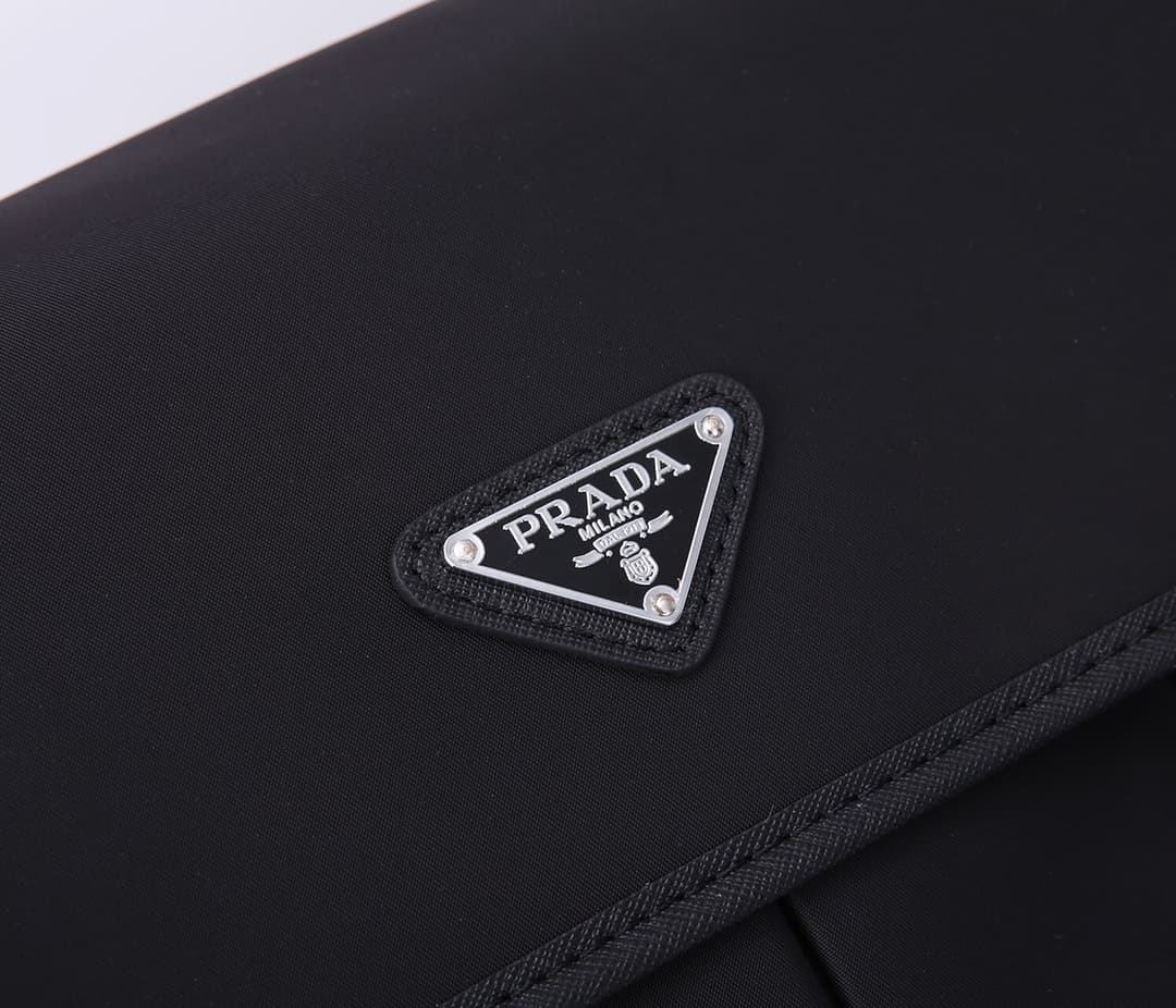 C7016 Prada new delivery bag 2VD769😎 Made of nylon material with Saffiano leather detailing. Adjustable shoulder strap. Two flap closures with buckles. Zipper pocket on the back. Two pockets below the flap: one is a zipper pocket and the other is a flat p — image 5