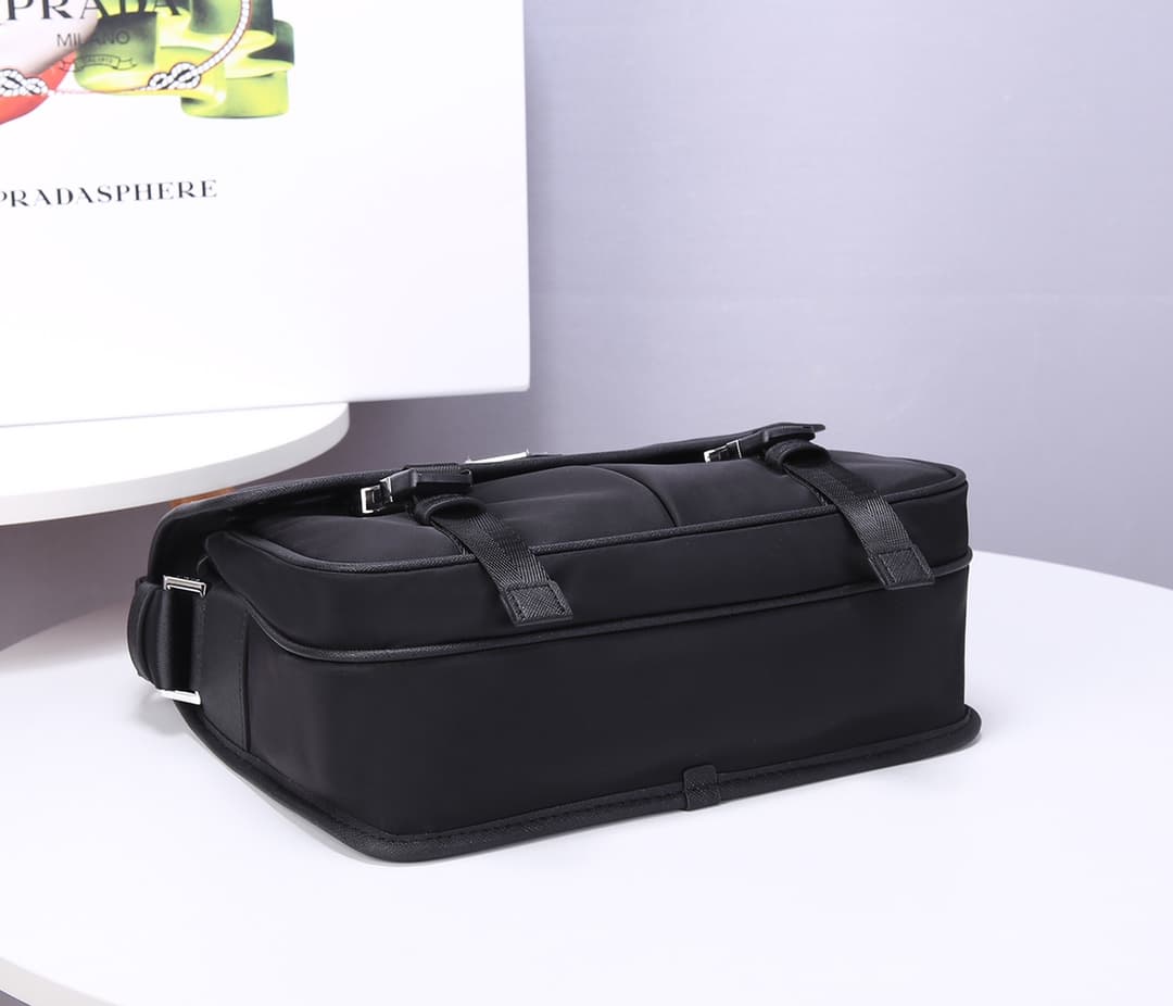 C7016 Prada new delivery bag 2VD769😎 Made of nylon material with Saffiano leather detailing. Adjustable shoulder strap. Two flap closures with buckles. Zipper pocket on the back. Two pockets below the flap: one is a zipper pocket and the other is a flat p — image 4