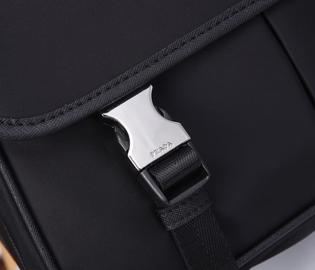 C7016 Prada new delivery bag 2VD769😎 Made of nylon material with Saffiano leather detailing. Adjustable shoulder strap. Two flap closures with buckles. Zipper pocket on the back. Two pockets below the flap: one is a zipper pocket and the other is a flat p — image 6
