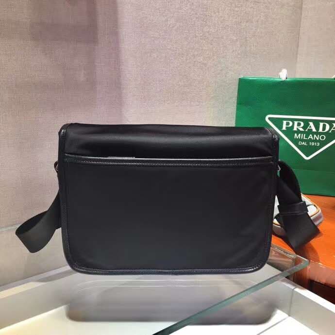 C7015 🎉Postman Bag🎉2VD769B Medium Size🎉Original style items👍👍 This nylon flap handbag features a classic Saffiano leather trim, with two side-clasp closures and a distinctive triangular metal logo, highlighting a fashionable design. It’s made of imported  — image 4