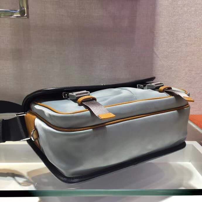 C7015 🎉Postman Bag🎉2VD769B Medium Size🎉Original style items👍👍 This nylon flap handbag features a classic Saffiano leather trim, with two side-clasp closures and a distinctive triangular metal logo, highlighting a fashionable design. It’s made of imported  — image 5