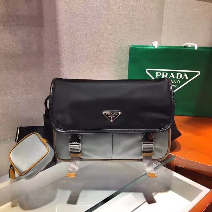 C7015 🎉Postman Bag🎉2VD769B Medium Size🎉Original style items👍👍 This nylon flap handbag features a classic Saffiano leather trim, with two side-clasp closures and a distinctive triangular metal logo, highlighting a fashionable design. It’s made of imported  — image 2