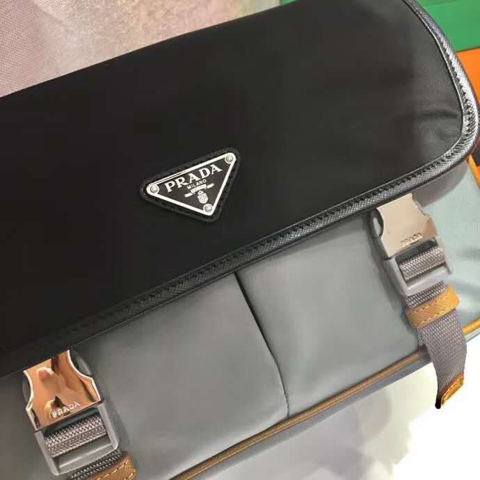 C7015 🎉Postman Bag🎉2VD769B Medium Size🎉Original style items👍👍 This nylon flap handbag features a classic Saffiano leather trim, with two side-clasp closures and a distinctive triangular metal logo, highlighting a fashionable design. It’s made of imported  — image 6
