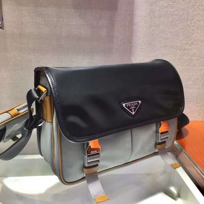 C7015 🎉Postman Bag🎉2VD769B Medium Size🎉Original style items👍👍 This nylon flap handbag features a classic Saffiano leather trim, with two side-clasp closures and a distinctive triangular metal logo, highlighting a fashionable design. It’s made of imported  — image 3