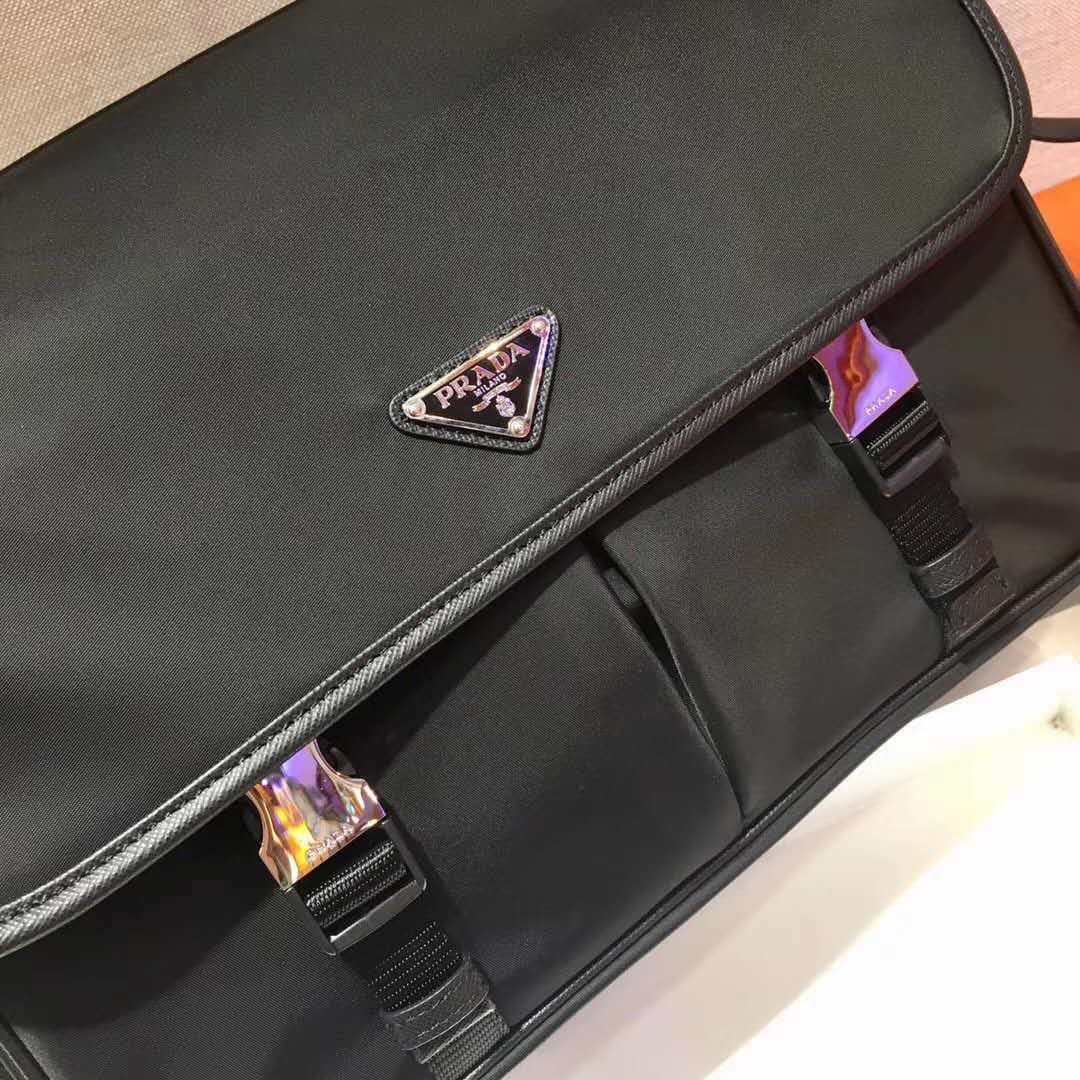 C7013 P Store boutique’s latest model 😎 Men’s crossbody bag 2VD768 has arrived. Made of nylon, with Saffiano leather trim, metal hardware components, two side clasps, adjustable nylon shoulder strap, zippered small pocket, three external pockets – two of  — image 6