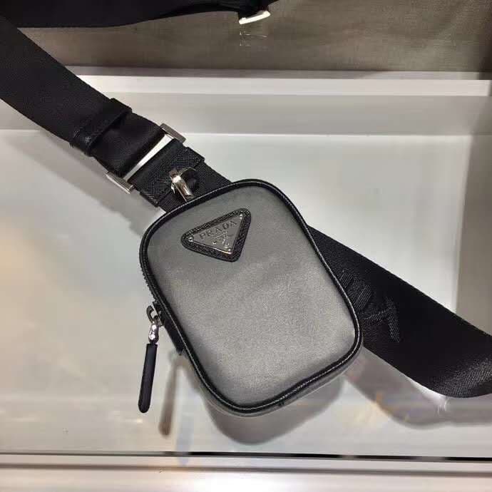 C7011 🎉New color 🎉2VD768B 🎉Original product 👍👍 This nylon flap handbag features classic Saffiano leather trim, with two side-opening zippers and a distinctive triangular metal logo. It showcases a stylish design, made from imported nylon and Saffiano leat — image 7