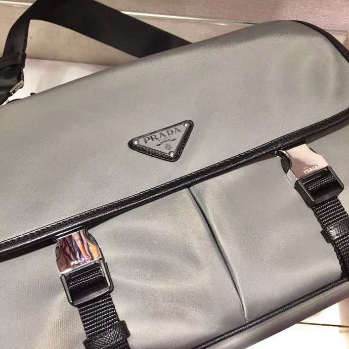 C7011 🎉New color 🎉2VD768B 🎉Original product 👍👍 This nylon flap handbag features classic Saffiano leather trim, with two side-opening zippers and a distinctive triangular metal logo. It showcases a stylish design, made from imported nylon and Saffiano leat — image 6