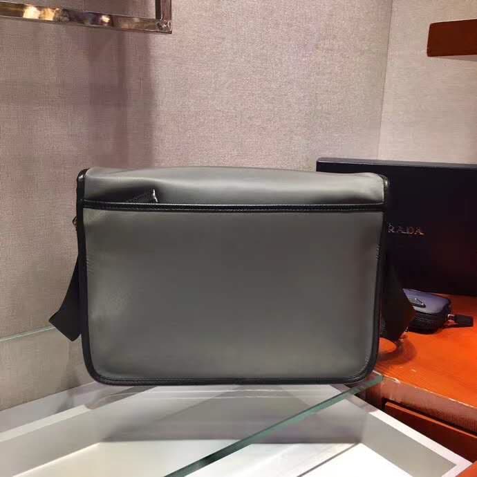 C7011 🎉New color 🎉2VD768B 🎉Original product 👍👍 This nylon flap handbag features classic Saffiano leather trim, with two side-opening zippers and a distinctive triangular metal logo. It showcases a stylish design, made from imported nylon and Saffiano leat — image 4