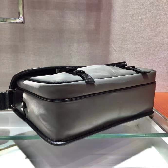 C7011 🎉New color 🎉2VD768B 🎉Original product 👍👍 This nylon flap handbag features classic Saffiano leather trim, with two side-opening zippers and a distinctive triangular metal logo. It showcases a stylish design, made from imported nylon and Saffiano leat — image 5