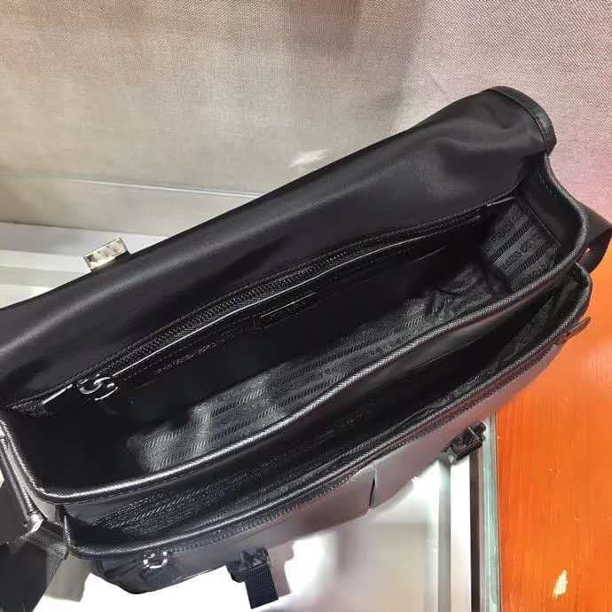 C7011 🎉New color 🎉2VD768B 🎉Original product 👍👍 This nylon flap handbag features classic Saffiano leather trim, with two side-opening zippers and a distinctive triangular metal logo. It showcases a stylish design, made from imported nylon and Saffiano leat — image 8