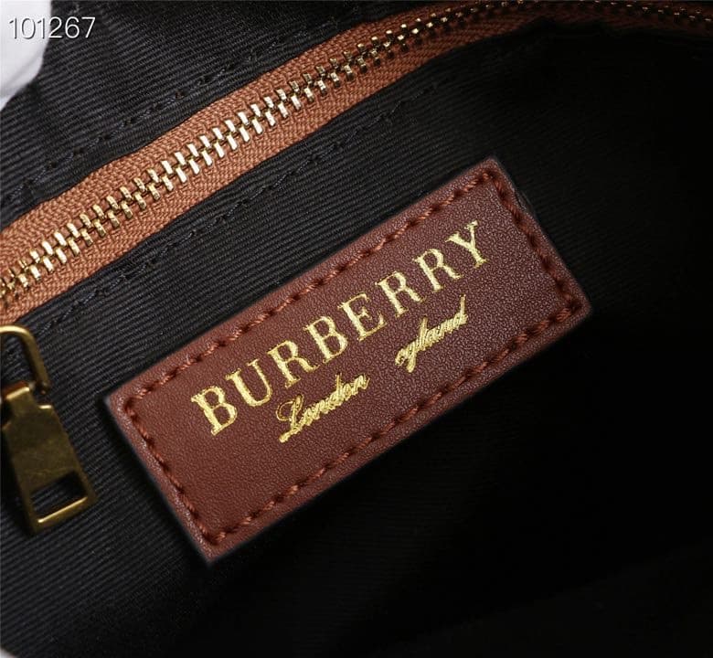 C21 🔥🔥Burberry vintage/retro underarm bag, 😀 It is currently the most popular style on popular vintage stores. Many influencers and experts are looking for it. Even if it costs several thousand yuan as a worn-out item, it is considered highly worth it. Th — image 8