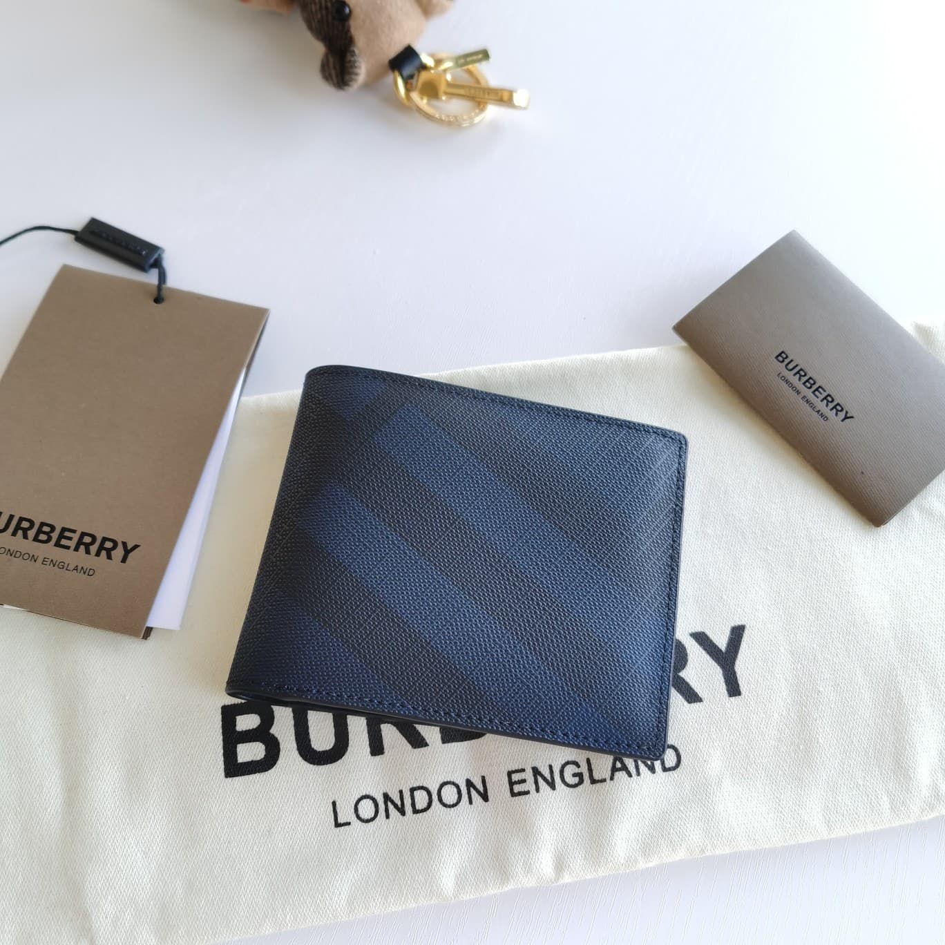 C155 Original model, Burberry Classic Men’s short wallet with two-fold opening. Such a short wallet is really practical and essential for every man! Simple yet stylish, the smoke-colored PVC and cowhide material are used for this product; the solid-colore — image 2