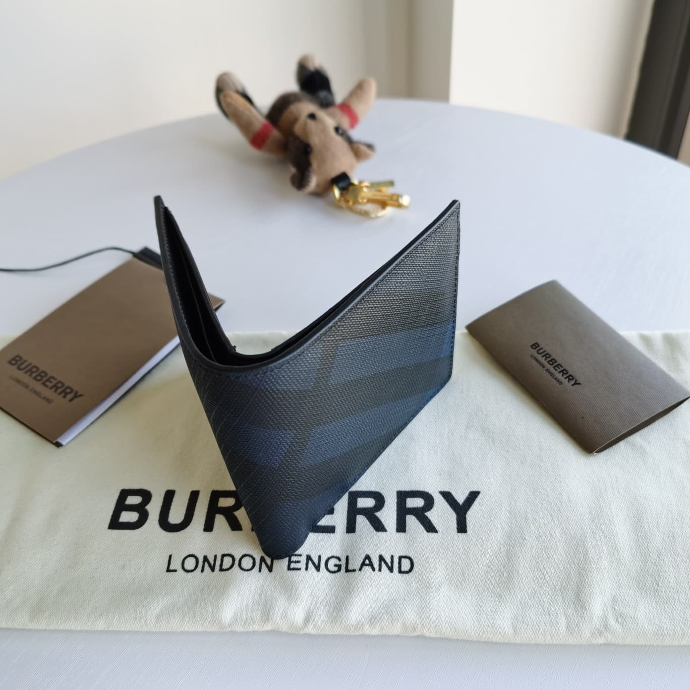 C155 Original model, Burberry Classic Men’s short wallet with two-fold opening. Such a short wallet is really practical and essential for every man! Simple yet stylish, the smoke-colored PVC and cowhide material are used for this product; the solid-colore — image 4