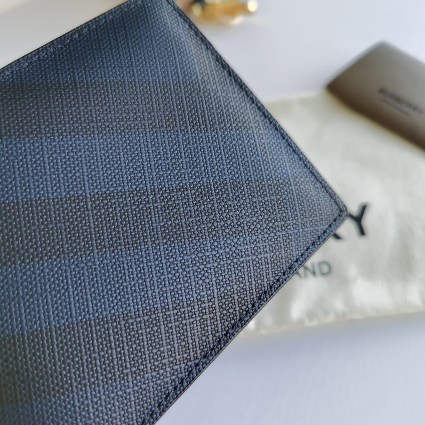 C155 Original model, Burberry Classic Men’s short wallet with two-fold opening. Such a short wallet is really practical and essential for every man! Simple yet stylish, the smoke-colored PVC and cowhide material are used for this product; the solid-colore — image 5