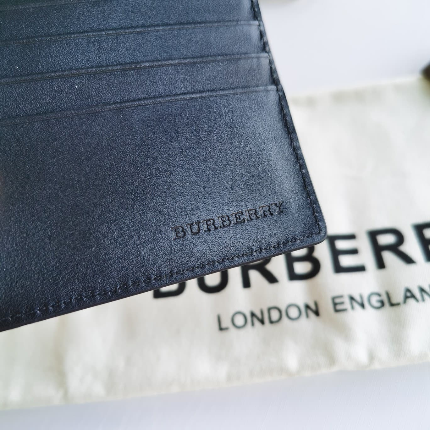 C155 Original model, Burberry Classic Men’s short wallet with two-fold opening. Such a short wallet is really practical and essential for every man! Simple yet stylish, the smoke-colored PVC and cowhide material are used for this product; the solid-colore — image 6