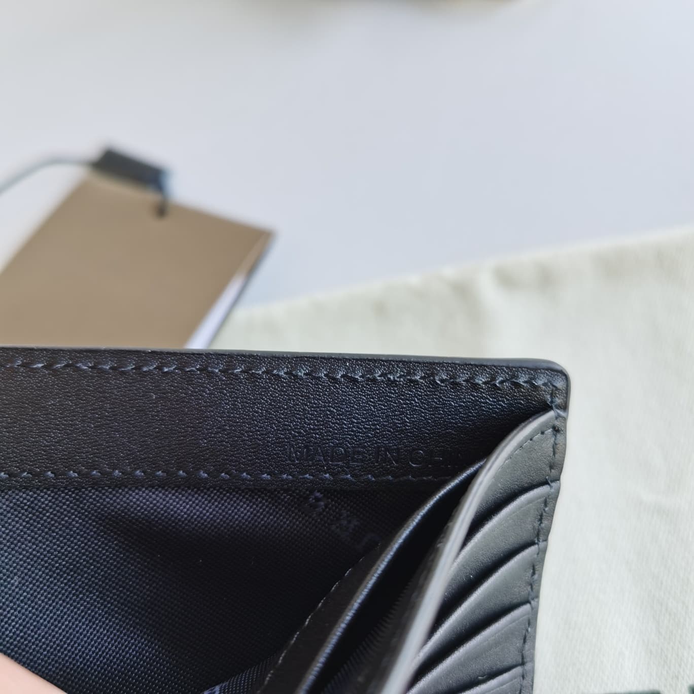 C155 Original model, Burberry Classic Men’s short wallet with two-fold opening. Such a short wallet is really practical and essential for every man! Simple yet stylish, the smoke-colored PVC and cowhide material are used for this product; the solid-colore — image 7