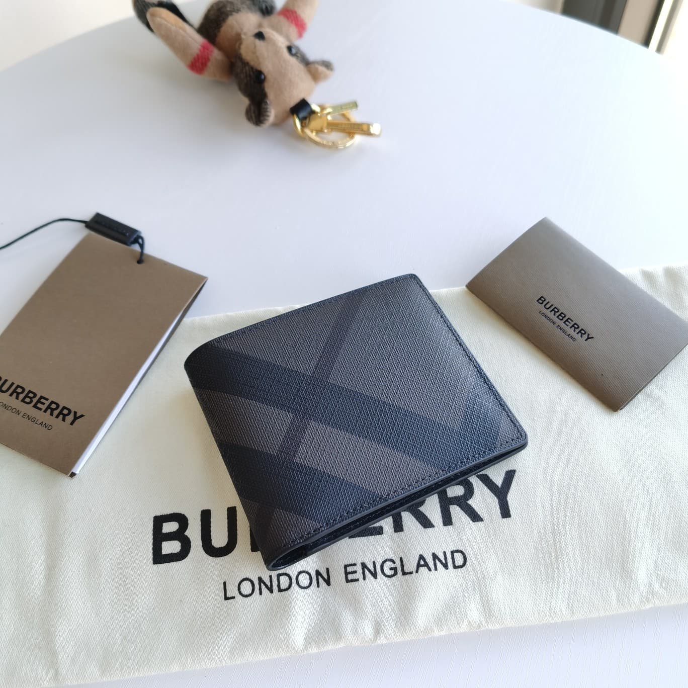 C156 Original model, Burberry classic men’s short wallet with two-fold closure. Such a short money purse is definitely essential for everyone! Simple yet stylish, the smoke-colored part is made of brand-specific PVC combined with cowhide; the solid-colore — image 2