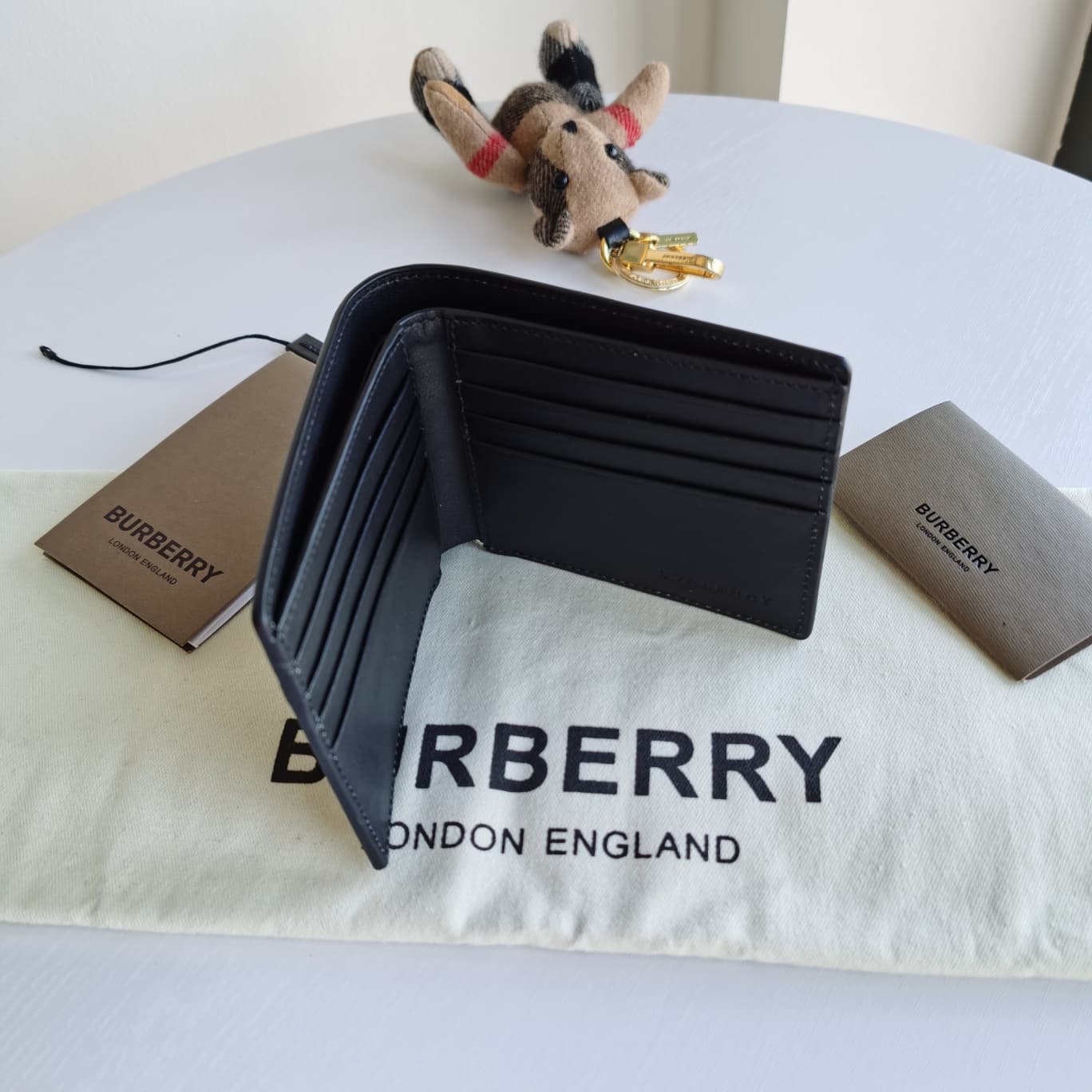 C156 Original model, Burberry classic men’s short wallet with two-fold closure. Such a short money purse is definitely essential for everyone! Simple yet stylish, the smoke-colored part is made of brand-specific PVC combined with cowhide; the solid-colore — image 3