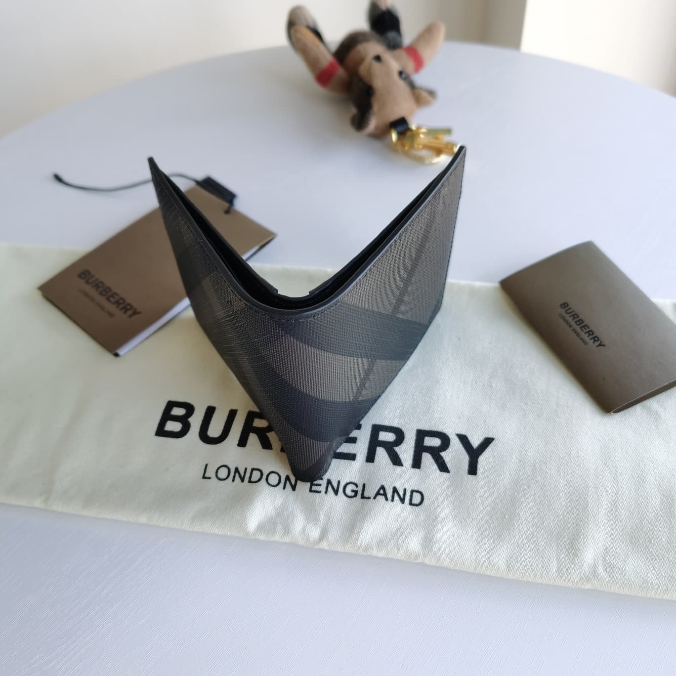 C156 Original model, Burberry classic men’s short wallet with two-fold closure. Such a short money purse is definitely essential for everyone! Simple yet stylish, the smoke-colored part is made of brand-specific PVC combined with cowhide; the solid-colore — image 4