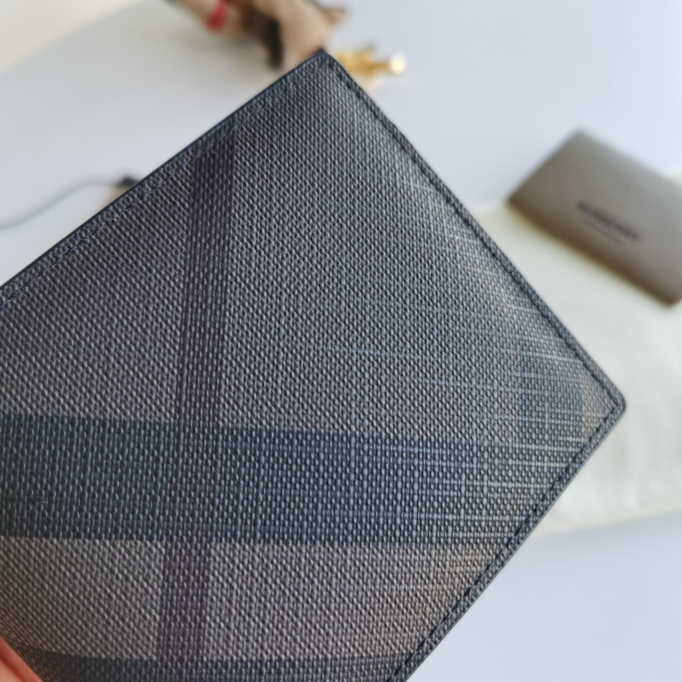 C156 Original model, Burberry classic men’s short wallet with two-fold closure. Such a short money purse is definitely essential for everyone! Simple yet stylish, the smoke-colored part is made of brand-specific PVC combined with cowhide; the solid-colore — image 5