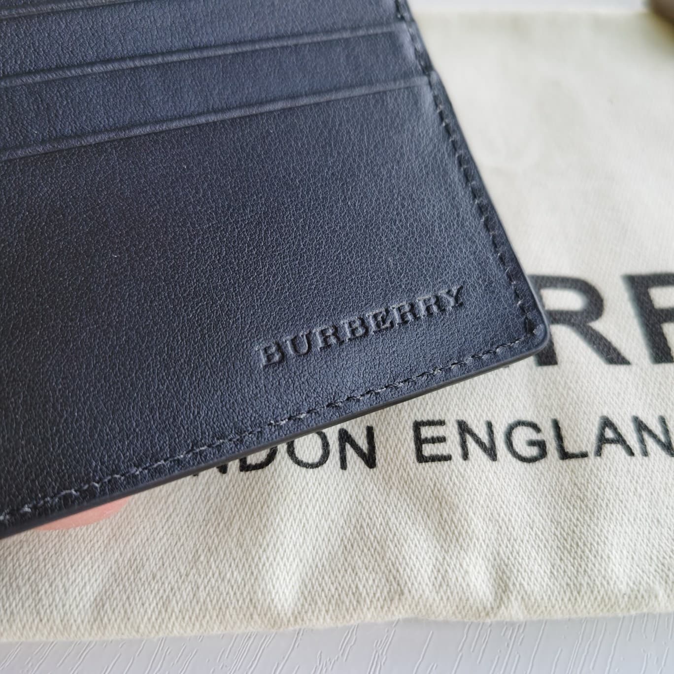 C156 Original model, Burberry classic men’s short wallet with two-fold closure. Such a short money purse is definitely essential for everyone! Simple yet stylish, the smoke-colored part is made of brand-specific PVC combined with cowhide; the solid-colore — image 6